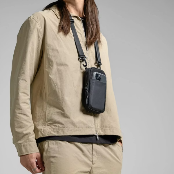 Incase A.R.C. Small Crossbody Bag 小型斜挎包封面